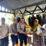 Banjir di Mempura, Sat Lantas Polres Siak Turun Langsung dan Berikan Bantuan Kepada Warga