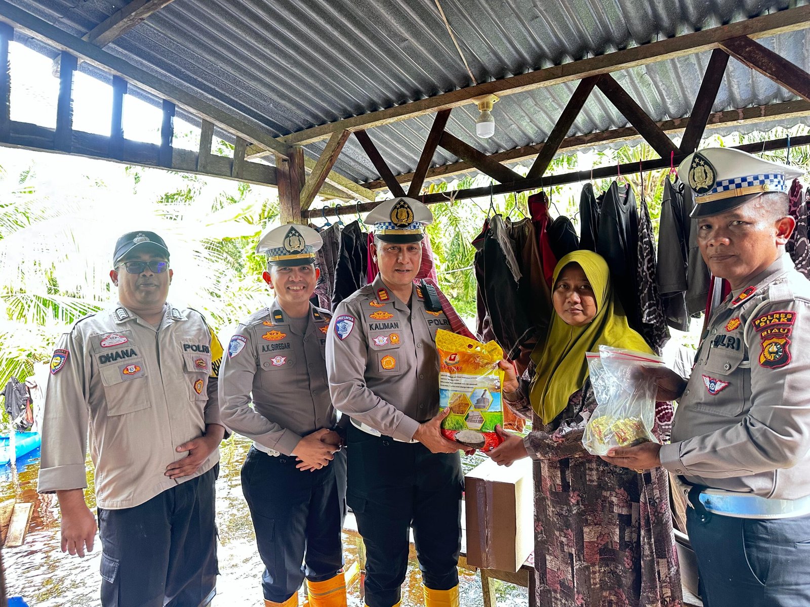 Banjir di Mempura, Sat Lantas Polres Siak Turun Langsung dan Berikan Bantuan Kepada Warga