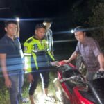 Satlantas Polres Siak dan Warga Selamatkan Pengendara Tersesat di Hutan Sawit