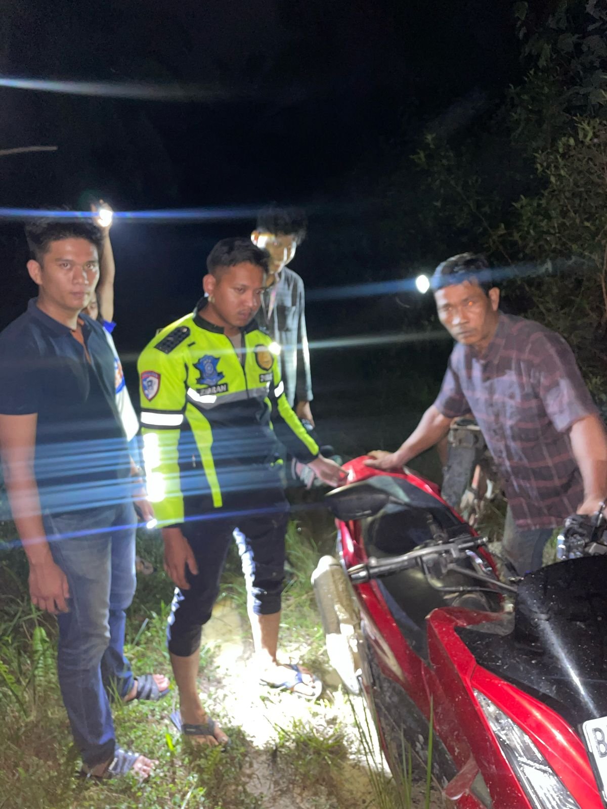 Satlantas Polres Siak dan Warga Selamatkan Pengendara Tersesat di Hutan Sawit