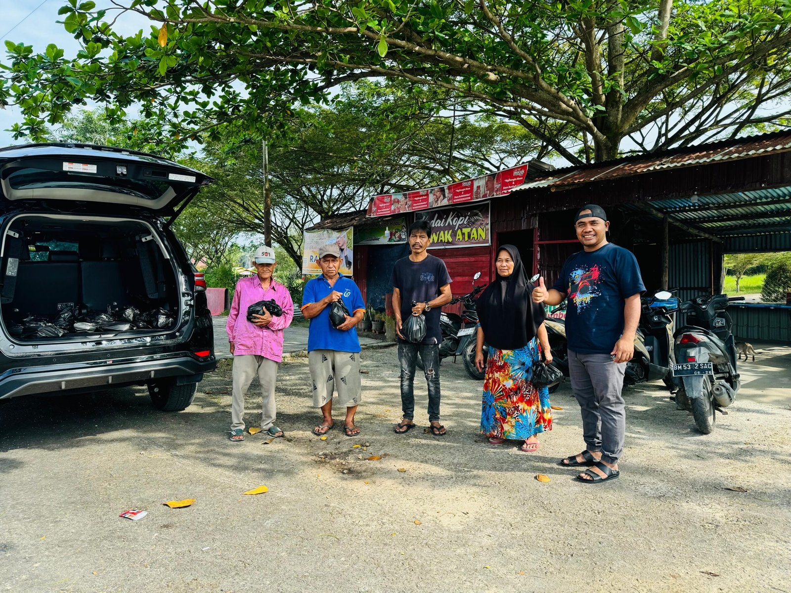 Setelah Viral Membantu Orang Telantar, Sekarang Jufrizal Berbagi 400 Liter Minyak Goreng Kepada Masyarakat