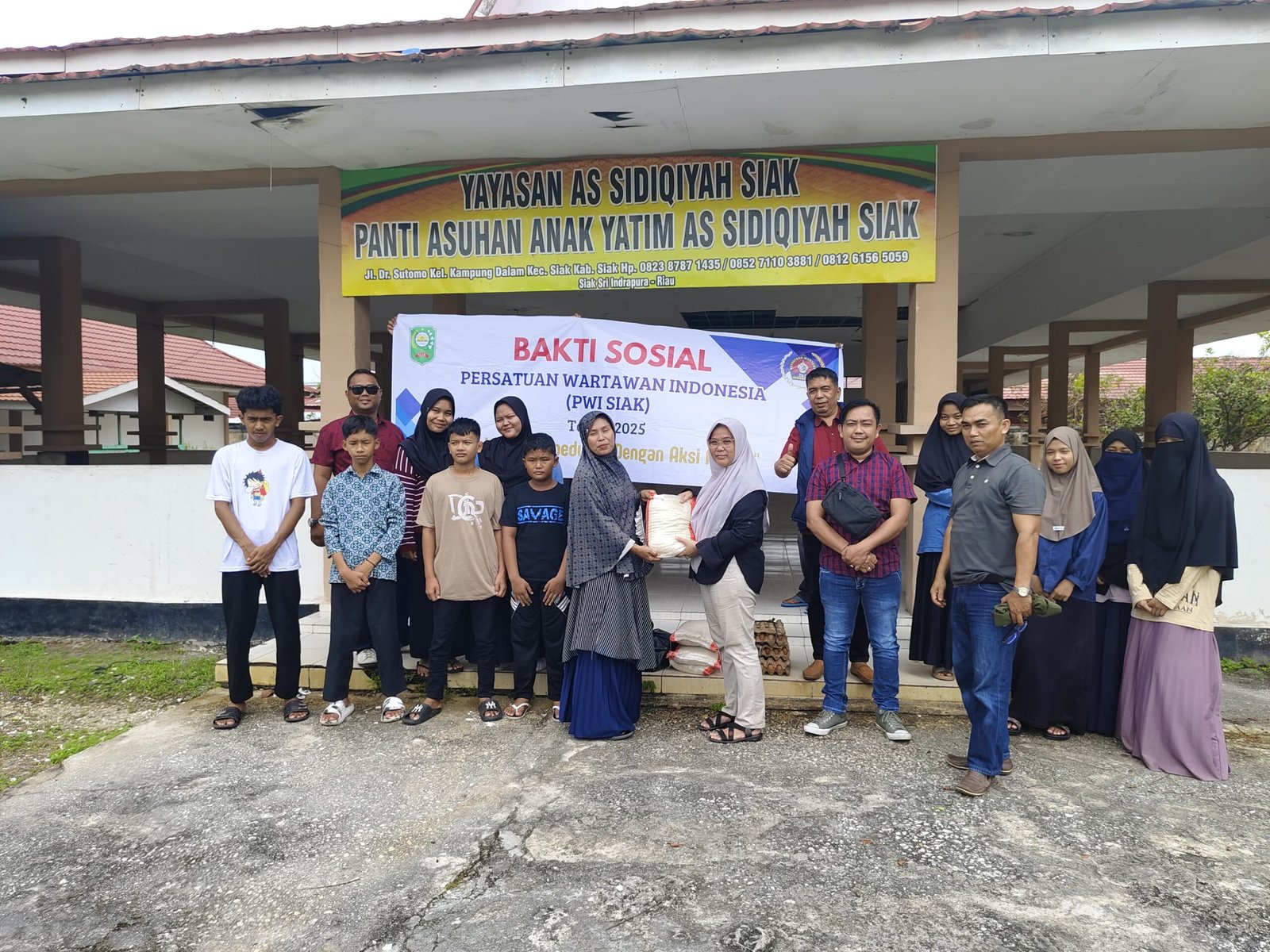 PWI Siak Dan Jajaran Serahkan Bantuan Sembako ke Panti Asuhan di Siak