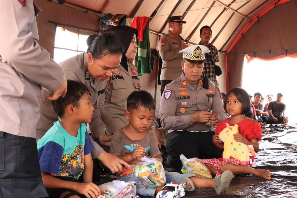 Polres Siak Gelar Trauma Healing untuk Korban Kerusuhan di Tenda Pengungsian PT SSL