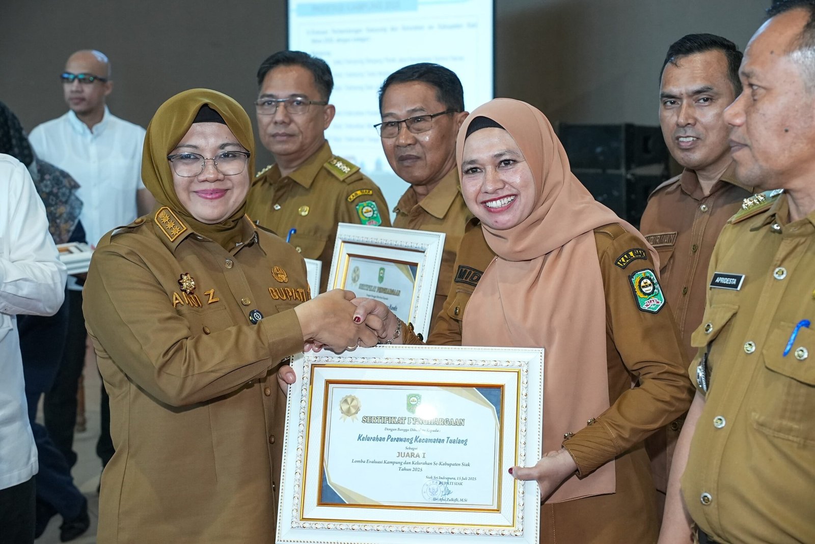 Lurah Midawati Sukses Antarkan Kelurahan Perawang Juara 1 Bulan Bhakti Gotong Royong Masyarakat