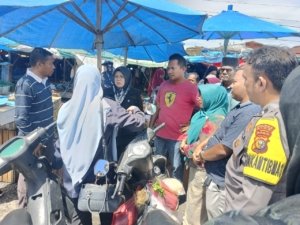 Bupati Siak, Afni Z Sapa Pedagang di Pasar Tuah Serumpun Tualang