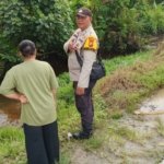 Siaga Musim Hujan, Bhabinkamtibmas Pinang Sebatang Timur Cek Debit Air Sungai Siak