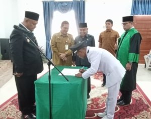 Sabarrudin, S.Hut Dilantik Sebagai PAW Penghulu Pinang Sebatang, Wabup Siak: Jaga Amanah Rakyat