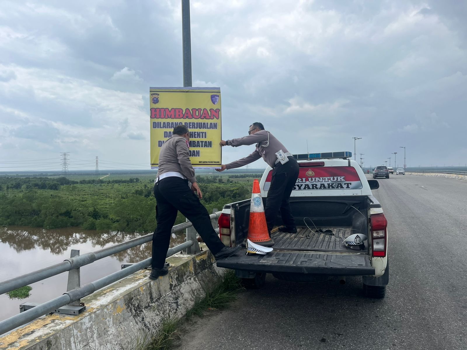 Pasang Spanduk Larangan di Jembatan Maredan, Polsek Tualang: Cegah Macet dan Laka