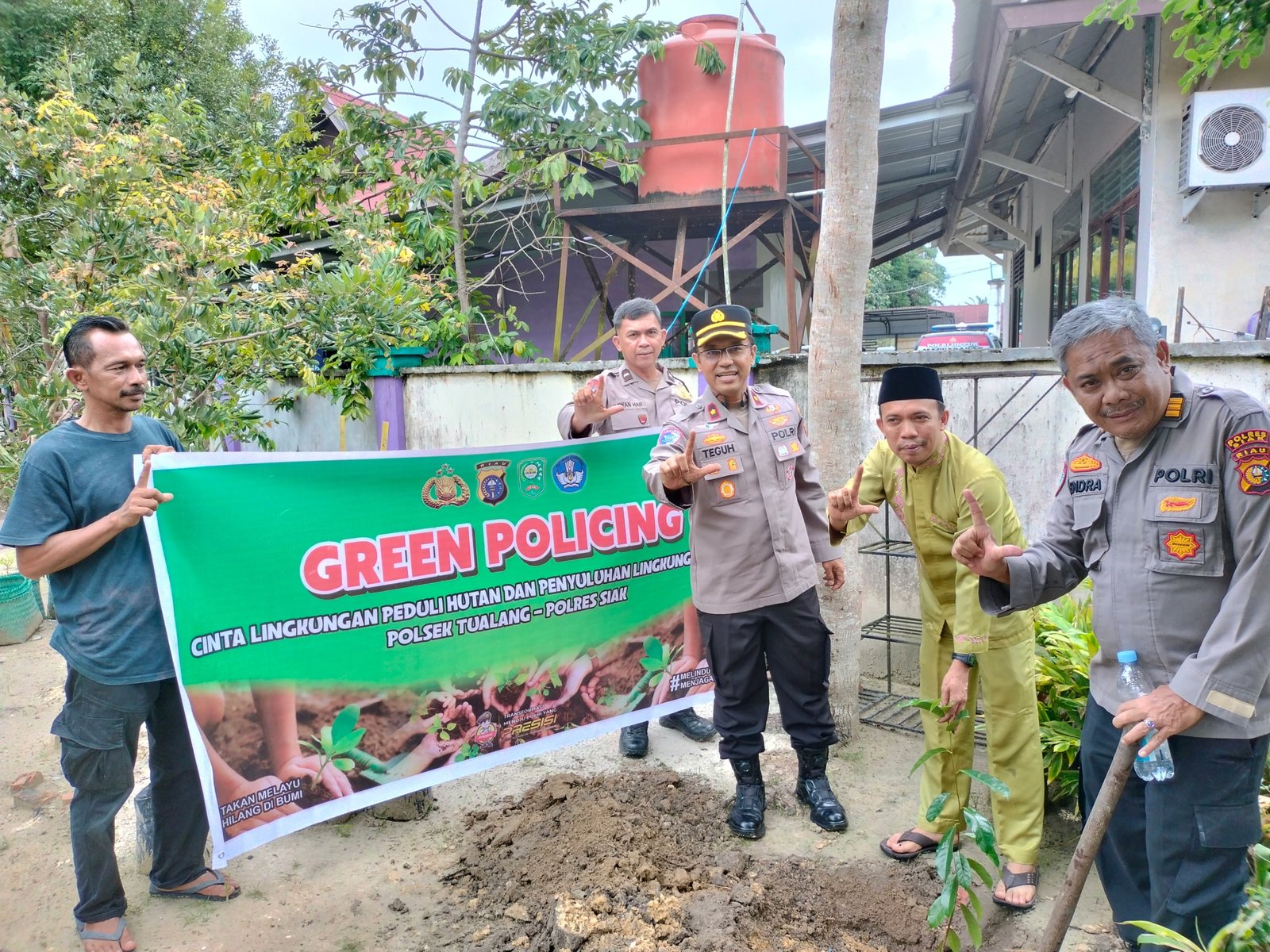 Mendukung Program Green Policing, Kapolsek Tualang Tanam Bibit Pohon Dikantor Penghulu Maredan Barat 