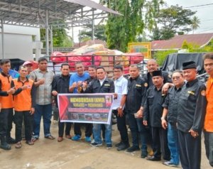 Salurkan 2 Ton Beras, IKMR Tualang Beri Bantuan Korban Banjir di Solok