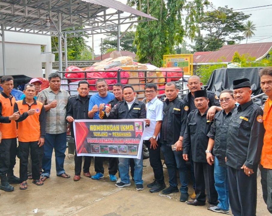 Salurkan 2 Ton Beras, IKMR Tualang Beri Bantuan Korban Banjir di Solok