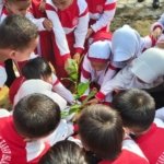 Polsek Tualang Edukasi Anak TK Bersihkan Lingkungan dan Tanam Pohon