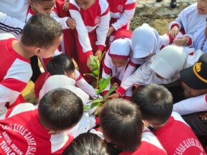Polsek Tualang Edukasi Anak TK Bersihkan Lingkungan dan Tanam Pohon
