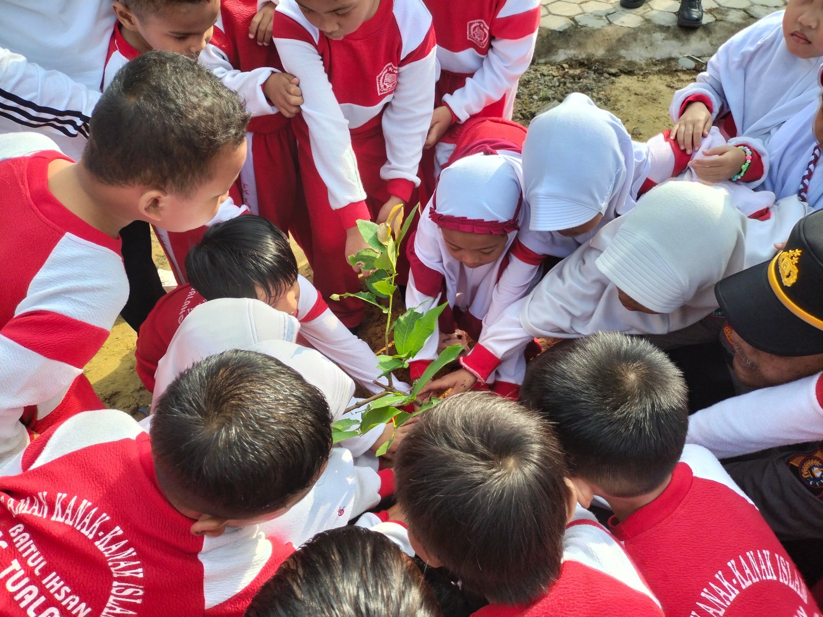 Polsek Tualang Edukasi Anak TK Bersihkan Lingkungan dan Tanam Pohon