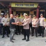 Polsek Tualang Implementasikan Green Policing Kapolda Riau Lewat Pemberian Bibit Pohon Untuk Personel