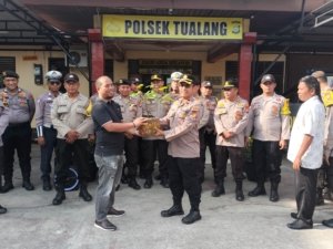 Polsek Tualang Implementasikan Green Policing Kapolda Riau Lewat Pemberian Bibit Pohon Untuk Personel